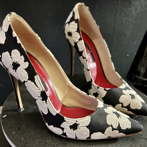 CH Carolina Herrera Monochrome Floral Print Lace Fabric Pointed Toe Pumps - Picture 9 of 9